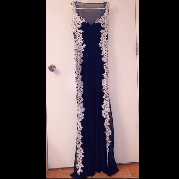 Betsy & Adam Lace Mesh-Inset Gown - Picture 2 of 6